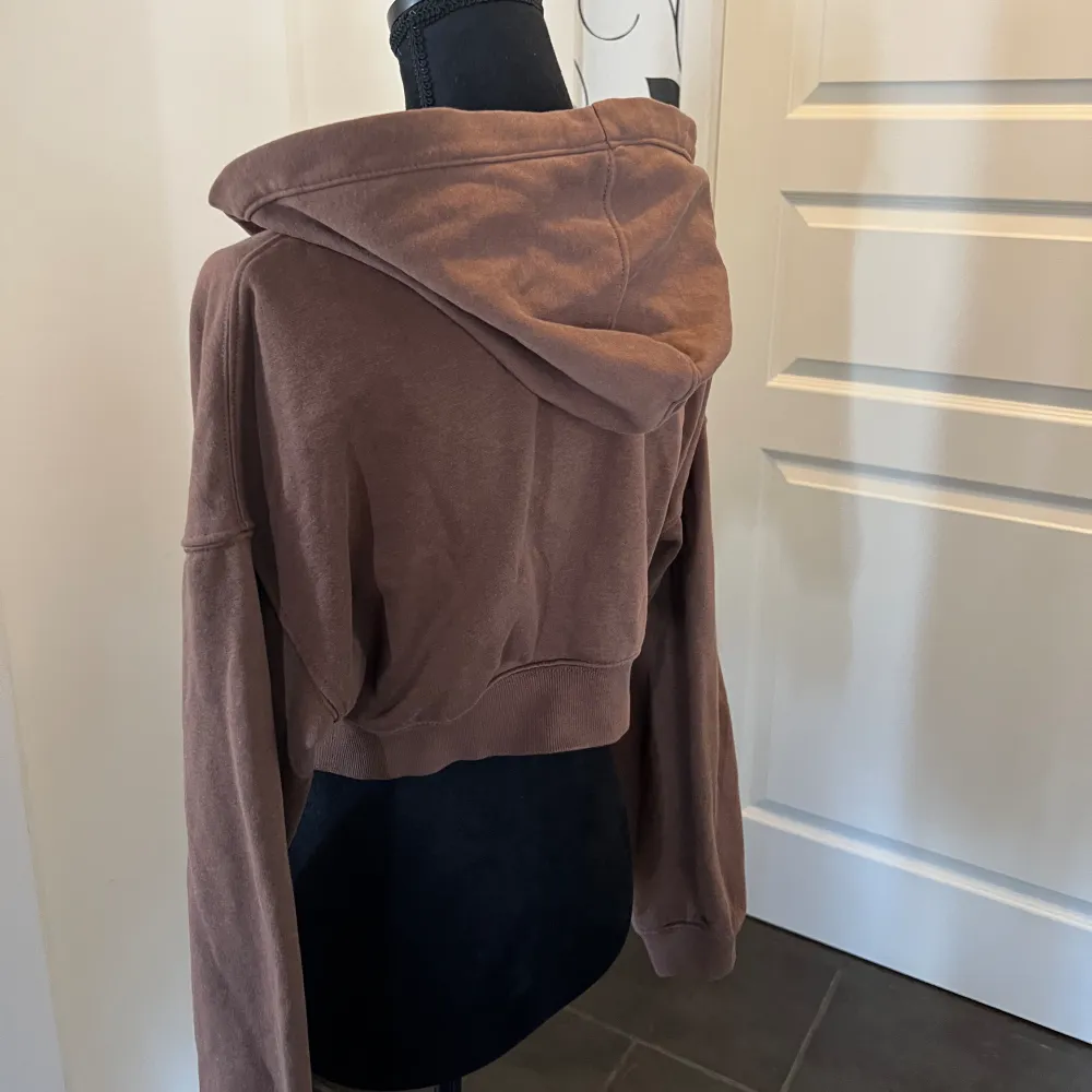 En croopad hoodie med dragkedja som användts ungefär 2 gånger så näst intill oanvänd . Tröjor & Koftor.