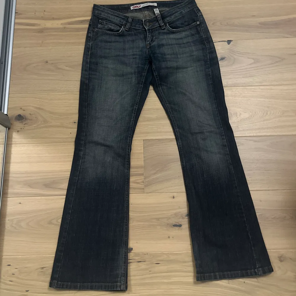 Super snygga Low waist bootcut jeans från ONLY!. Jeans & Byxor.