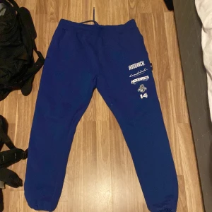 Hoodrich byxor  - Storlek xl men sitter som M Killen på bilden är 174 Möts upp i gävle