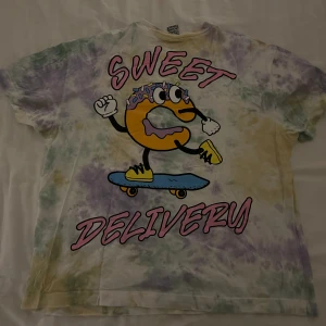 CROOKED TOUNGES - tie dye T-shirt with sweet delivery print - Mjuk tie dye tshirt från crooked tounges med tryck på fram- och baksida. Knappast använd. Ordinarie pris 339kr. 