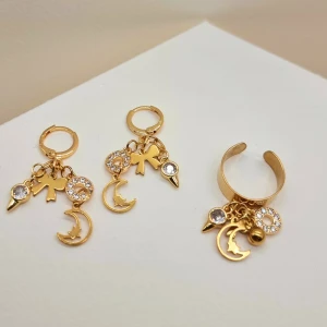 Handgjorda örhängen och ringar - Unik handgjorda ringar och örhängen set♡ Material: Rostfritt stål och guldpläterad  zirconia kristall. Stommen är ca 17 mm i diameter, men kan göras mindre eller större, efter behov. Örhängeskrokar-rostfritt stål, längd-4cm
