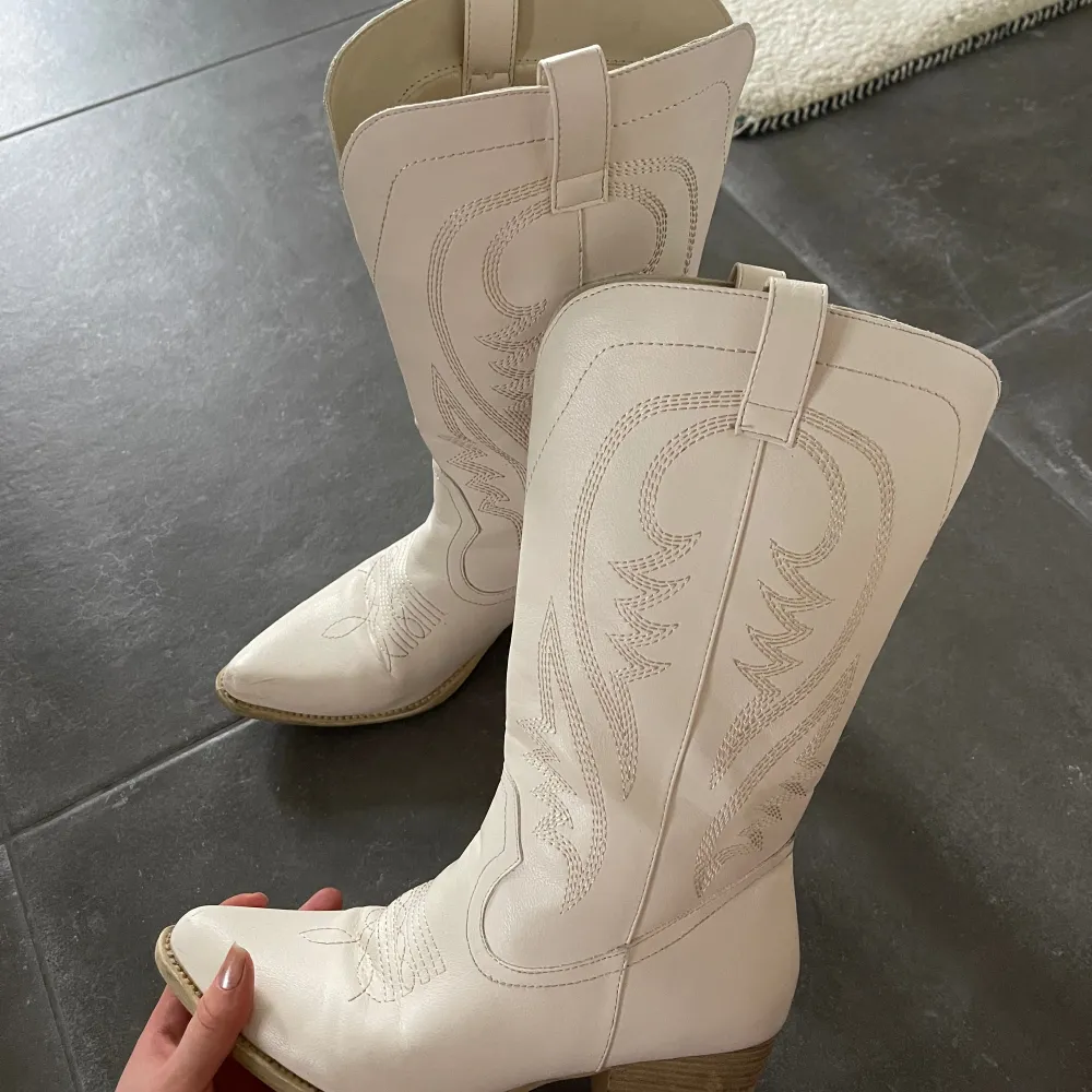 Supersnygga vita cowboy boots från Duffy🫶🏼 så sköna att gå i!!!!! Säljer eftersom de inte kommer till användning. Nypris 1300kr. Skor.