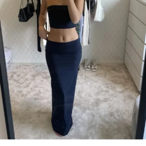 set 💙 - Egensydd långkjol och topp! Kjolen beställs efter din längd och har resår i midjan så passar flera storlekar 💙 skickas inom en vecka.(jag på bilden är 178) (det är samma pris för endast kjolen då toppen göra av tyget som blir över) fler färger kommer