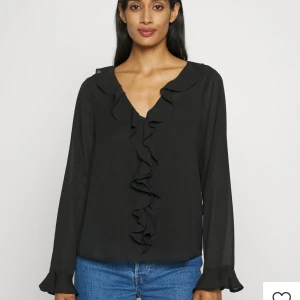 Volangblus - Säljer denna fina blusen då den kommit till användning ungefär 1 gång❤️