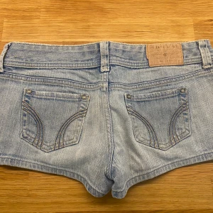 Lågmidjade jeansshorts  - Säljer mina lågmidjade jeansshorts från hollister. Skriv vid intresse💘