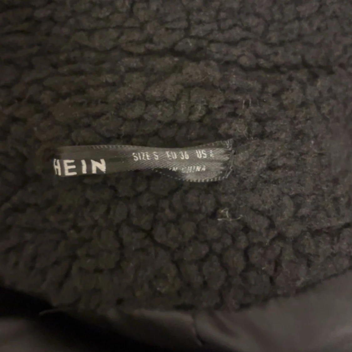 Kort svart Teddyjacka  - 90