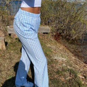 Designbysi byxor i så könt material (satin)! - Hej säljer mina designbysi byxor i storlek xs för 250kr! Originalpris 453kr🤩 i nyskick då det är andända fåtal gånger! Perfekt nu till våren eller sommaren då materialet är så luftigt och könt då det är i satin!! Pris går att diskutera 