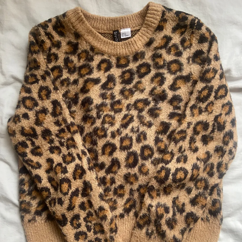 en jätte söt stickad tröja med leopard mönster! nästan helt oanvänd, använd ett fåtal gånger! 🤍  skriv för fler bilder eller frågor! 🩷. Stickat.