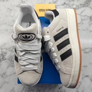 Adidas Campus 00s ”Crystal White” - Helt nya och oanvända Adidas Campus 00s ”Crystal White”. Storlek: 38 2/3. Pris: 1499. Skicka ett meddelande vid intresse. Köp tryggt och snabbt hos oss. Många nöjda kunder😊