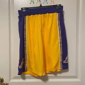 Basket shorst - Aldrig använt. Dem är väldigt små i storleken. jag tror det är barnstolen men det sitter som S