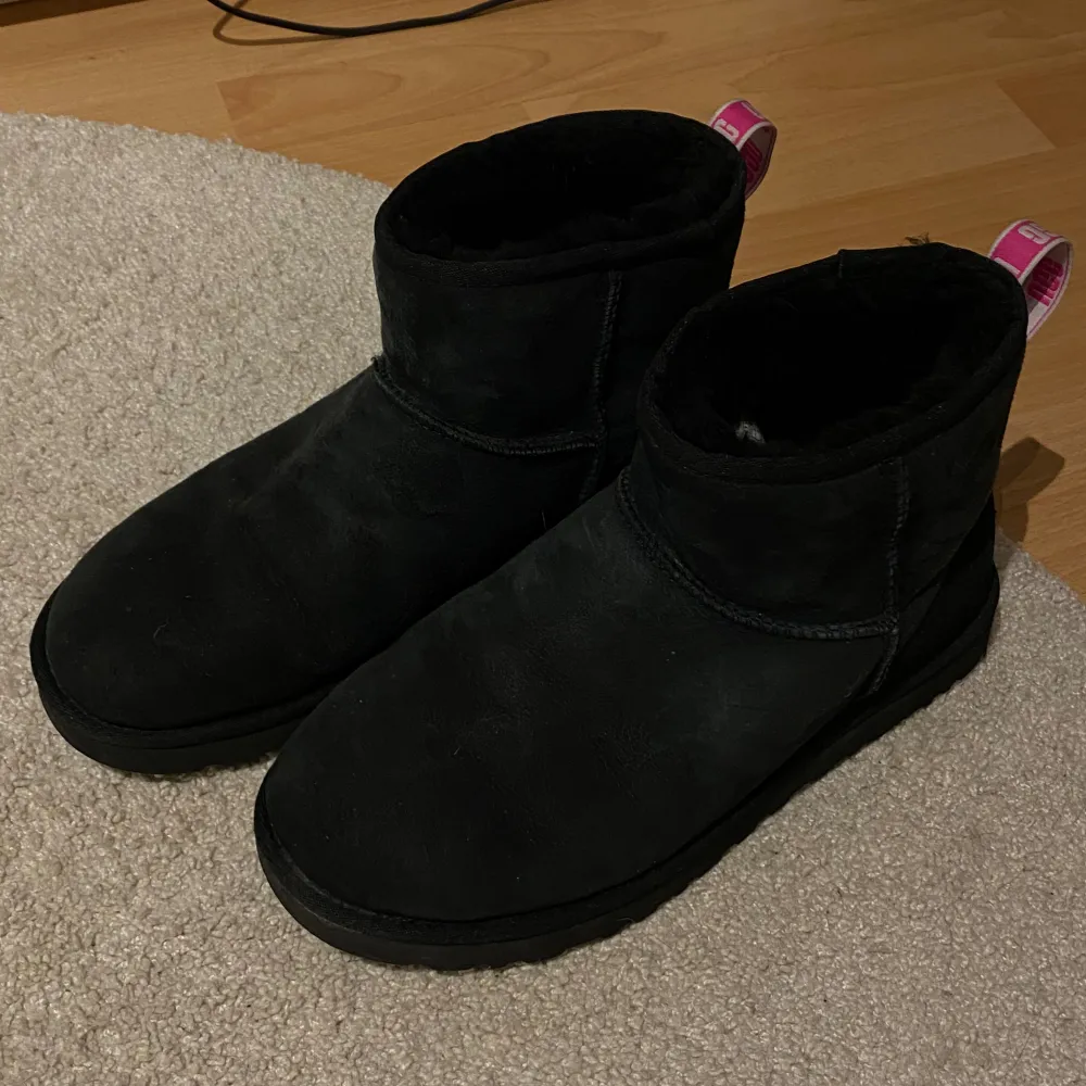 jätte söta svarta uggs med rosa detaljer bak🩷 har använt dom fåtal gånger men säljer då dom är lite för stora för mig🩷 inga defekter🙏🏼. Skor.