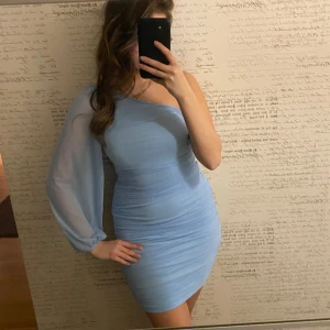 Klänning  - Fest klänning i ljusblå färg, kommer tyvärr inte till användning i stl: S  150kr. Skriv för fler bilder ☺️