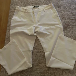 vita kostymbyxor bikbok - går inte till användning längre, frågor dm!