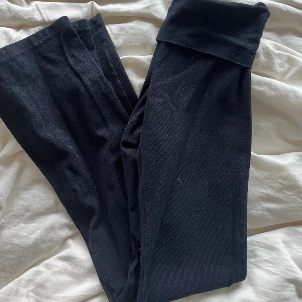 jätte fina väldigt mörkblå yoga pants från brandy melville 💓. Jeans & Byxor.