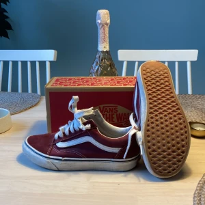 Vans skor - Hej nu säljer jag mina vinröda Vans då det är lite för små och jag samlar i hop till er par andra skor. Skorna är 8/10 eftersom det är lite slitna under. Tvättar såklart skorna när ni köper. SKRIV VID MINSTA FUNDERING