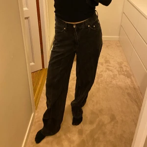 Byxor weekday  - Svarta högmidajde jeans från weekday💗