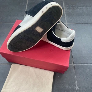Valentino Flycrews svarta - Säljer nu dessa mycket eftertraktade Valentino Flycrews svarta med mocka. Säljer de pga att de är för små för mig. Skick 8/10 tecken på användning finns. Alla nitar finns kvar. Storleken är 39 men de passar lite större. Skobox och dustbag medföljer.