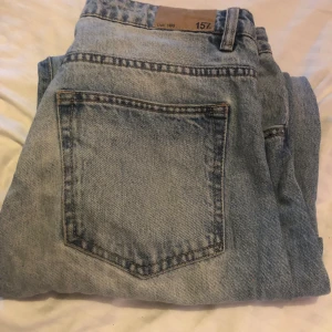 Högmidjade jeans  - Hej, säljer mina högmidjade byxor storlekar 38-42 kanske 44 då dom har blivit för stora för mig, vissa är ej använda. 150kr st 