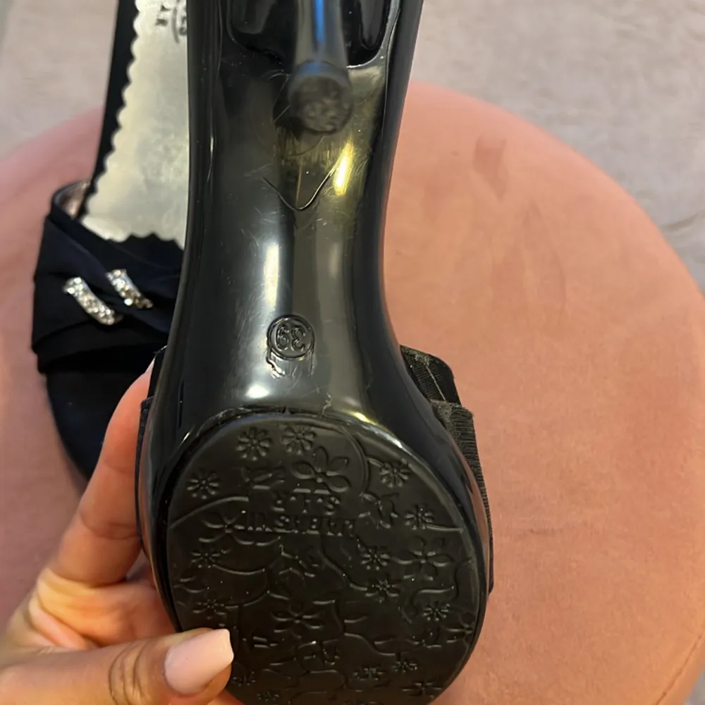  Ett par söta svarta klack skor med silver detaljer fram fint skick  de har bara legat i ett skåp och aldrig blivit använda. Skor.