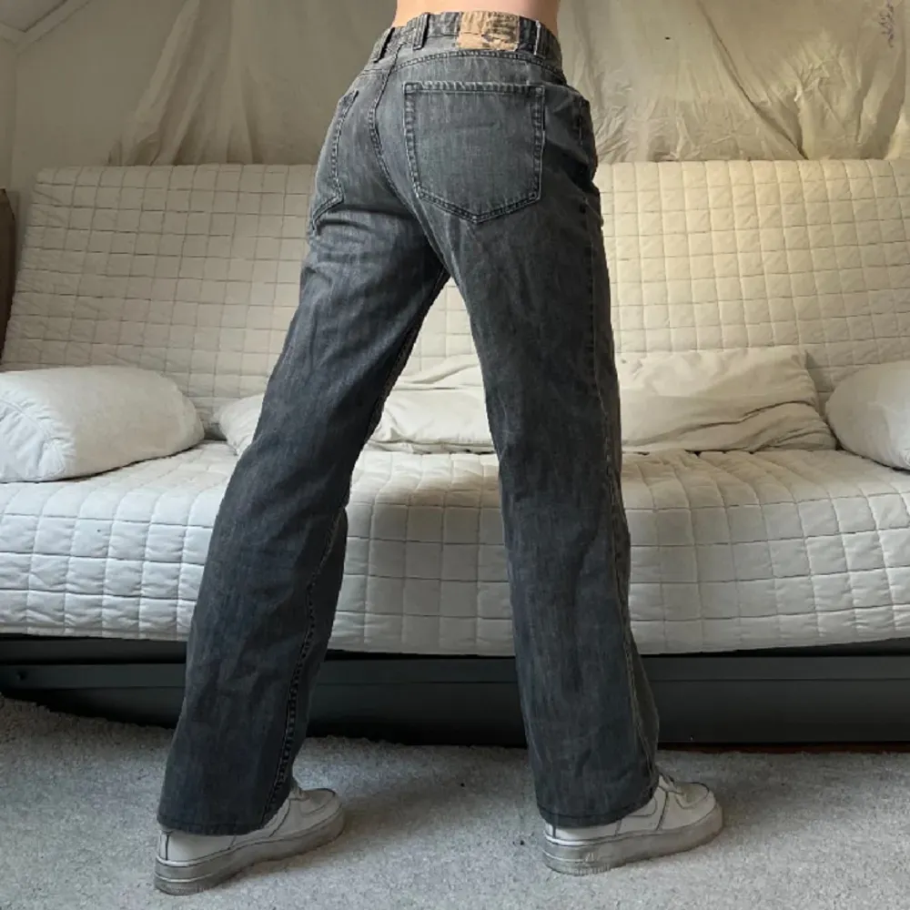 Midja: 97cm✨Innerben: 79cm✨Storlek: W38L31 (passar ungefär L/XL)✨Jag på bilderna är 172cm lång❤️. Jeans & Byxor.