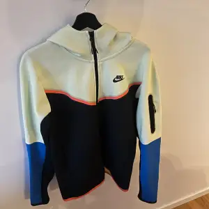 Nike tech fleece tröja i storlek S, knappt använd, nyskick. 