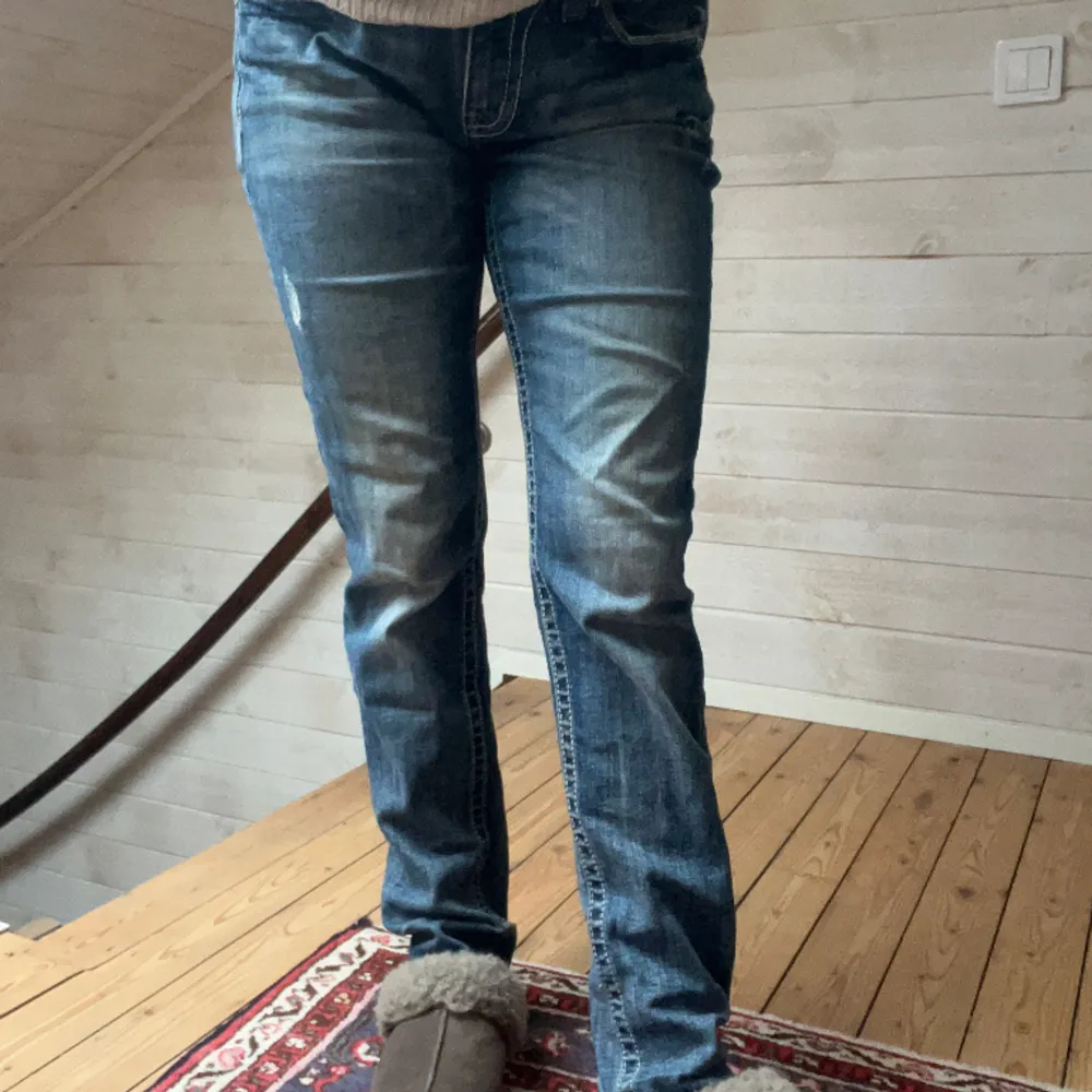 Jeans ifrån miss me💙 fina detaljer på fickorna! Midjemått: 39cm Innerbenslängd: 80cm  Hela byxans längd: 105cm. Jeans & Byxor.