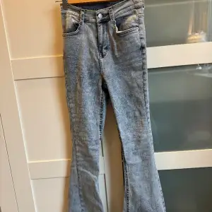 High Waist flared jeans i ny skick aldrig använda 