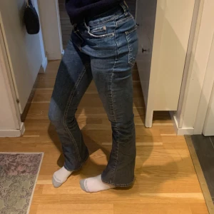 Lågmidjade bootcutjeans - Ett par mörblåa jeans från Gina tricot. Lågmidjade och utsvängda.  Midjemått:32cm Innerbenslängd: 75cm
