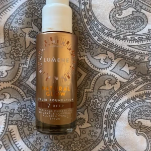 Lumene foundation  - Foundation från lumene. Aldrig använt då det är fel färg. Säljer för 200 men kan sänka vid snabb affär 
