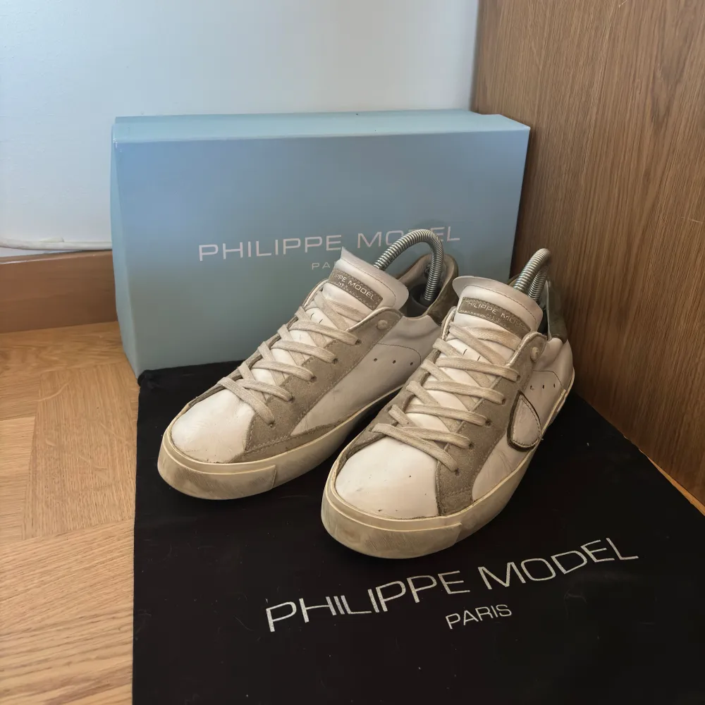 Säljer mina Phillipe model är lite stora, ganska bra skick har bytt ut sulan där back. De är också lite sönder vid hälen på insidan av båda skorna annars inga andra problem.. Skor.