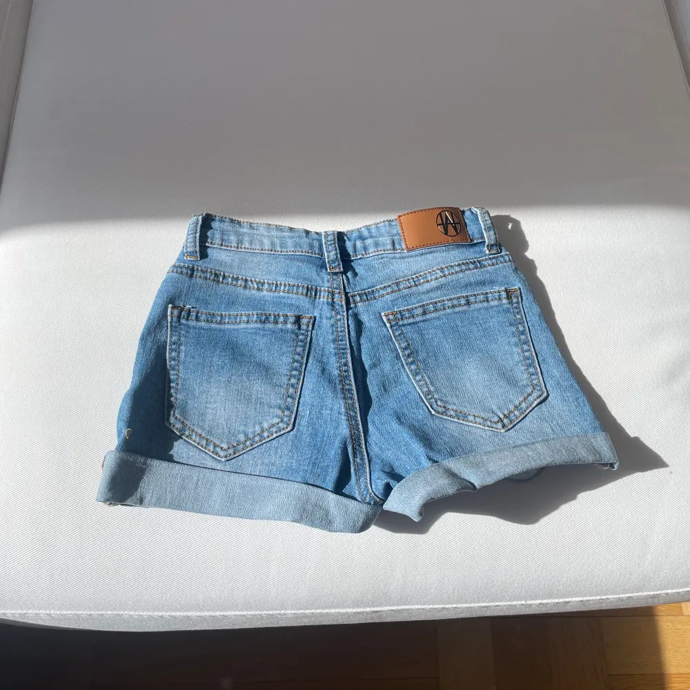 Säljer dessa jättefina och somriga jeans shortsen, midjemått: 58cm, shortsen är höjmidjade med 4 st knappar, bra skick har använts fåtal gånger, säljer på grund av att de inte e min stil . Shorts.