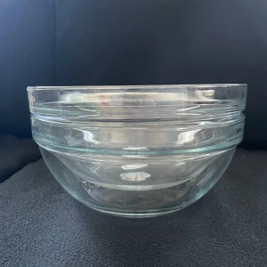 2st salladskålar  - Mellan stora salladskålar helt nya. Aldrig använda. Dem passa perfekt till att servera sallad med. Men kan även användas till vad man önskar använda dem till. En kostar 99kr och två för 160kr 