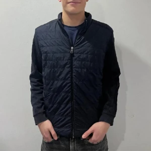 Cardigan - Säljer min cardigan i som är i nyskick då jag inte tycker att den sitter bra på mig, säljer den för 949 och nypris 2500. Märke Pierre Cardin