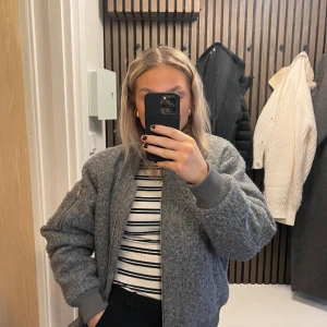 Jacka  - Säljer denna jacka, köpt i år. Använt Max 4 gånger. Storlek S