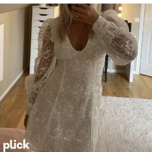Studentklänning  - Lånade bilder! En super vacker studentklänning som tyvärr inte kom till användning. Köptes av en annan plickare med en ytterst liten defekt som inte är synlig. Syns inte när klänning är på och är troligen enkel att få bort. 