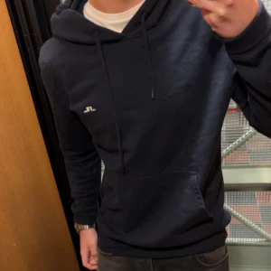 J Lindeberg Hoddie - En fräsh J lindeberg huvtröja som passar perfekt nu inför våren. Nypriset på denna låg på 1200kr, och den är nu slutsåld också. Den har inte använts så mycket och har inga flaws elle hål eller nått. Skriv för intresse.
