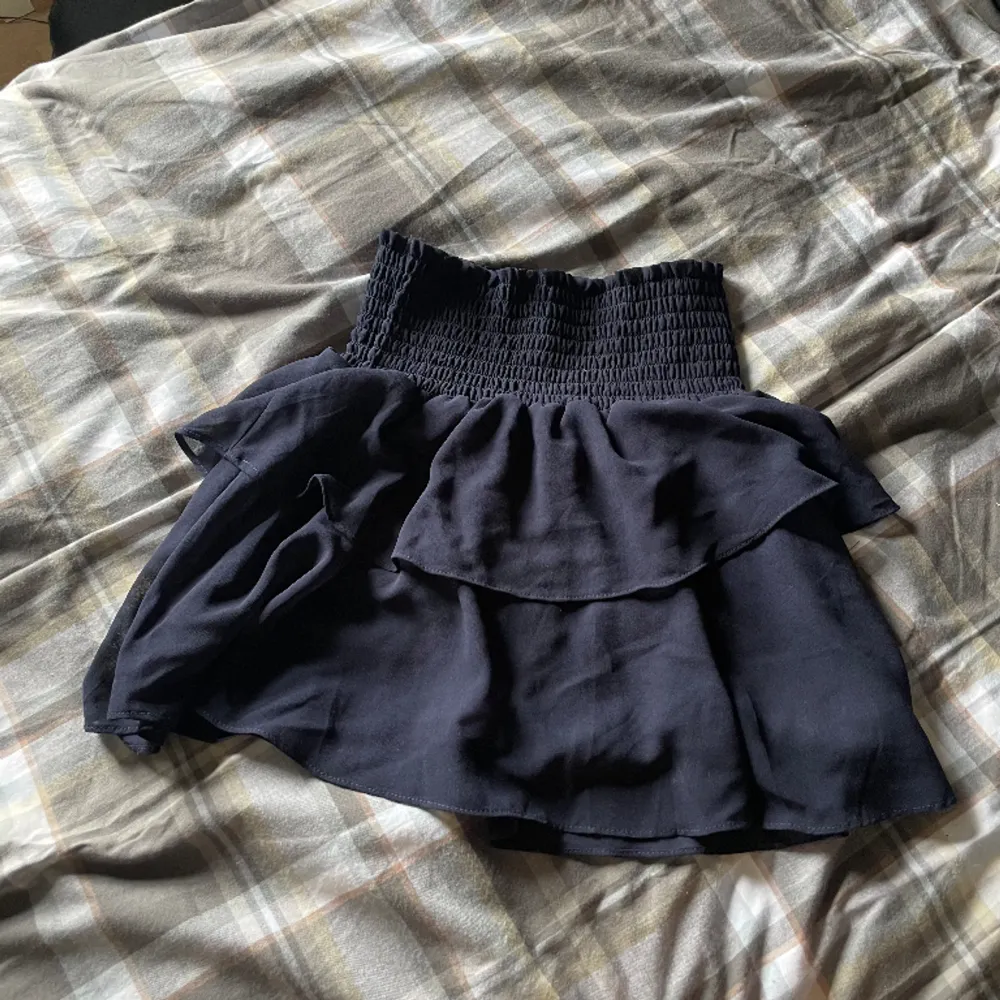 Jätte snygg volang kjol från chelsea, men kommer inte till användning längre, nypris 459, säljer för 299❣️toppen skick! Står inte storlek men verkar vara samma som min svarta likadana kjol som jag också säljer där det står xs💓. Kjolar.
