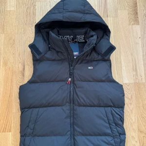 Tommy Hilfiger väst! HELT NY  - Helt ny Tommy hilfiger väst! I storlek S perfekt nu till våren . HELT NY! Lappen kvar 
