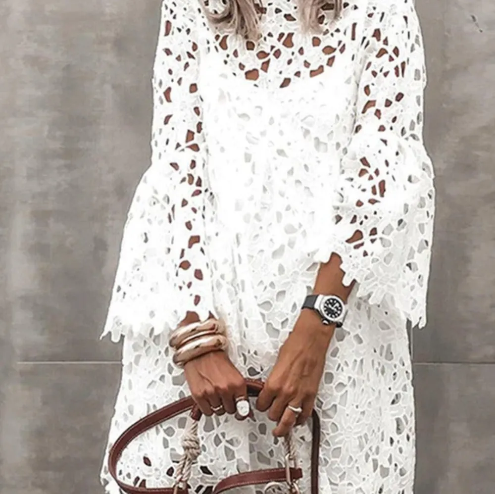 Supersöt vit klänning i spets, helt ny! Nypris 399 kr! perfekt till studenten🩵. Klänningar.