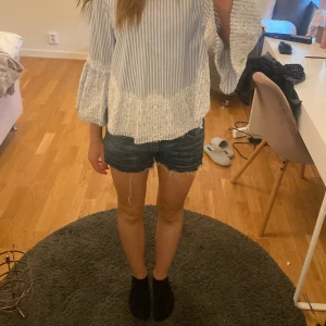 Zara blus - Jätte snygg trekvartsärmad randig blus med spets från zara! Blusen har även en knytning i ryggen så man kan reglera storleken! Storlek M men passar även xs-s ❣️ hör av er vid minsta fråga