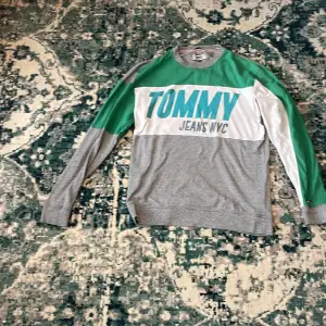 Hej!  Tommy jeans tröja, storlek M. Fint skick.  Hör av er om ni vill ha fler bilder.