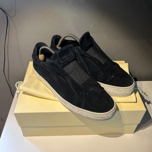 Axel Arigato Clean 360 - Tjena, säljer nu ett par Axel arigato skor för endast 1499kr!🥂 Nypris 2500kr!Skicket är en stabil 8/10, lite slitage på undersidan av skon men annars är dom i ett mycket bra skick! Allt og finns! Skriv vid funderingar och priset är diskuterbart!🔥🍾