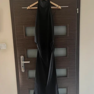 Lång klänning - Supersnygg halterneckklänning från zara. Oanvänd med lappar kvar. Öppen i ryggen och går ändå ner till fötterna på mig som är ca 175. Skriv i dm för frågor. 