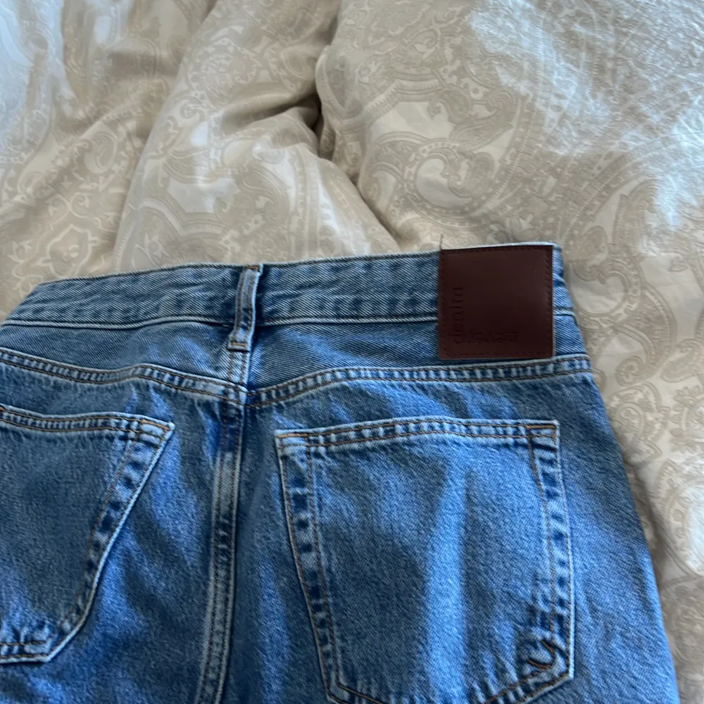 Jätte fina jeans från Bikbok som är oanvända. Köpt för 599. . Jeans & Byxor.