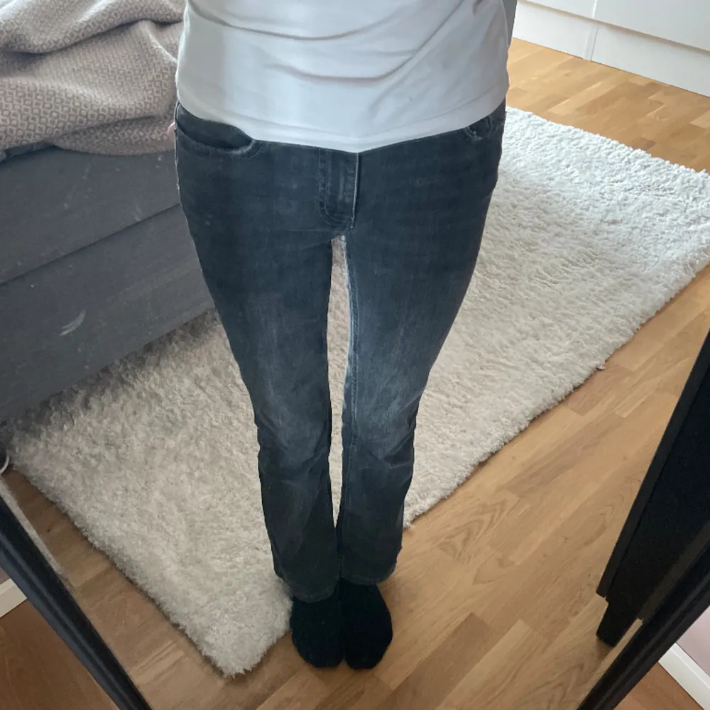 Säljer dessa jättesnygga bootcut jeans från Gina, använd fåtal gånger men fortfarande i bra skick. Säljer pga att dom är för små, jag är 160💗. Jeans & Byxor.