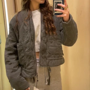 Zara vadderad jacka - Zara quiltad jacka, i storlek XS. Kan skicka egna bilder! Köpt 2022, så det är den första (original) modellen!