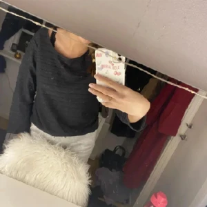 Snygg festtopp - Säljer en superfin tröja som är perfekt till fest, används aldrig, säljer för 50kr + frakt