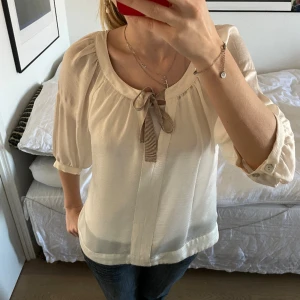 Vit blus  - Vit blus  Storlek s  