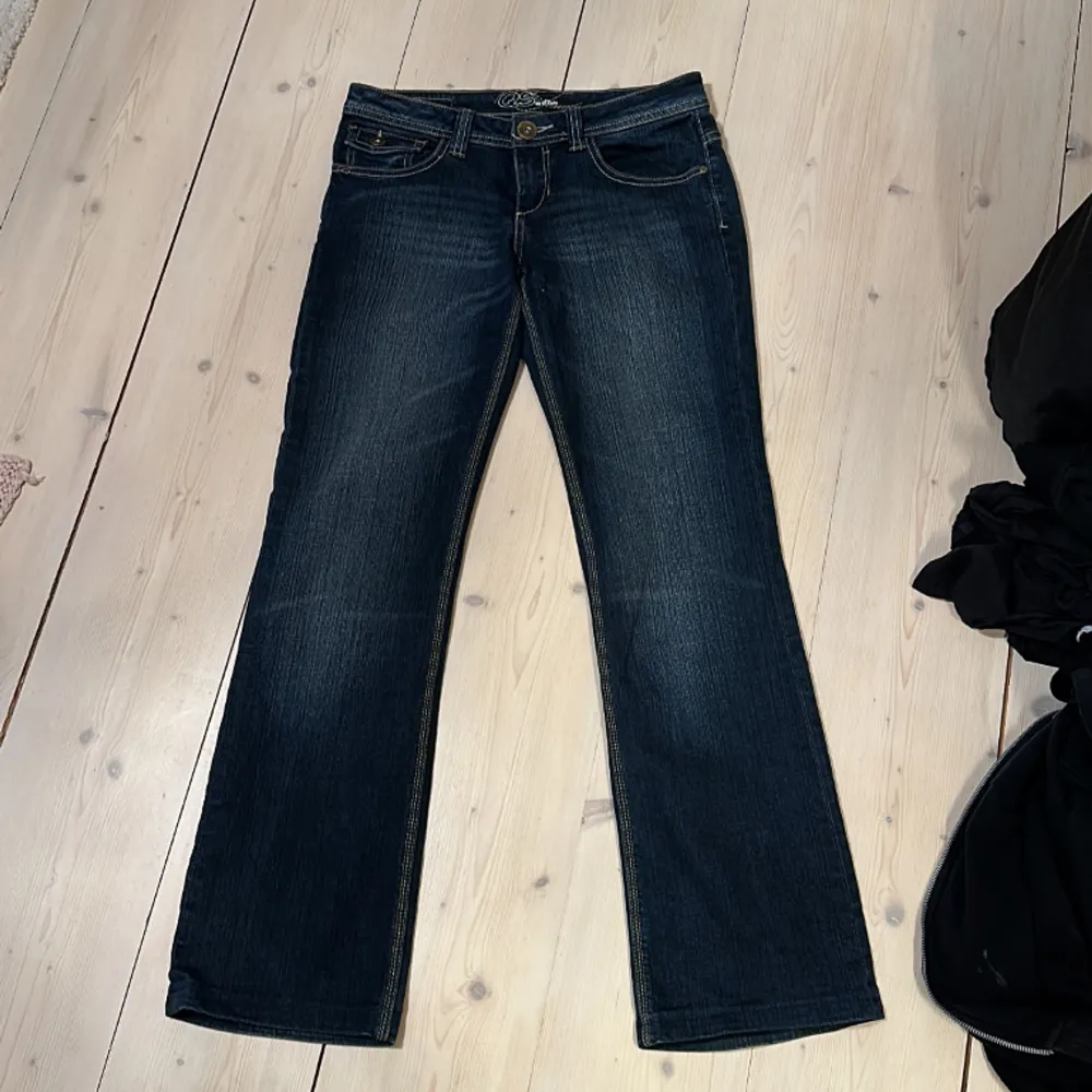 Superfina jeans som är low waisted. Bra skicka och mörkblåa❣️ de är från märket ”qs by oliver”? Storlek 36/xs/s💕 kontakta gärna för fler frågor osv💕💕. Jeans & Byxor.