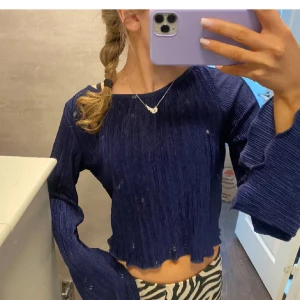 marinblå tröja  - marinblå tröja från NA-KD som inte används, första bilden är lånad oxh där ser man färgen myxket tydligare❤️